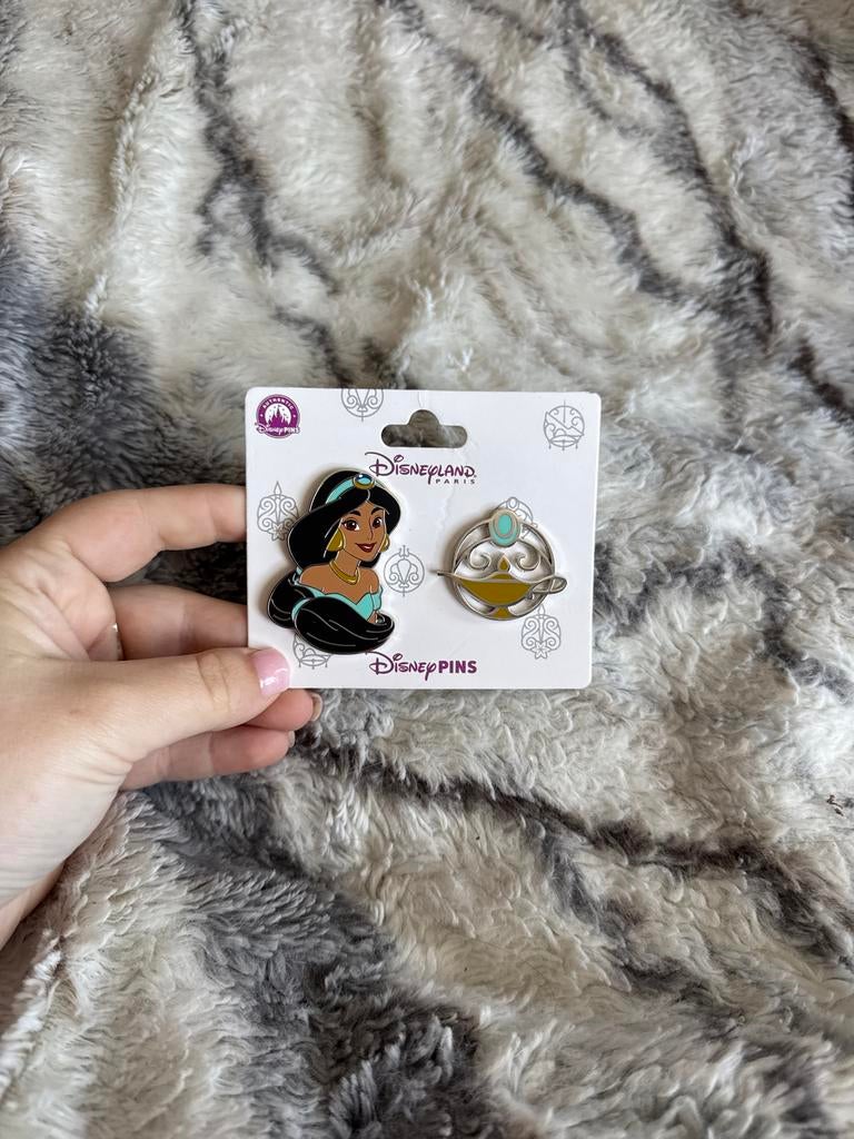 Disney Aladdin Jasmine en Geest Lamp Pin Set, Verzamelen, Ophalen of Verzenden, Overige figuren, Nieuw, Overige typen