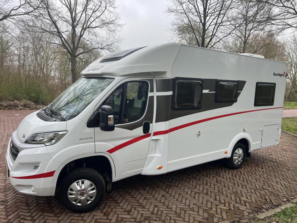 Sunlight T 64 | 2019 | NL Camper | 2e Eigenaar | 2x Airco, Caravans en Kamperen, Luifel, Sunlight, Ringverwarming, Fiat
