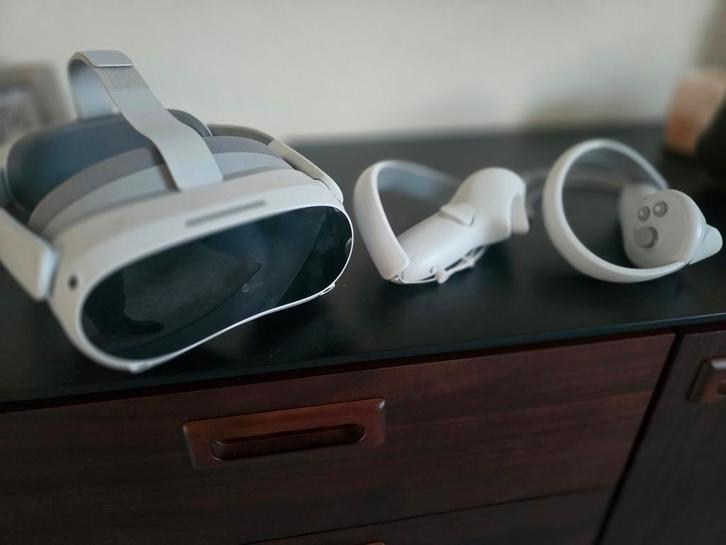 Pico 4 VR bril met tafeltennis adapter, Spelcomputers en Games, Virtual Reality, Zo goed als nieuw, Overige platformen, VR-bril