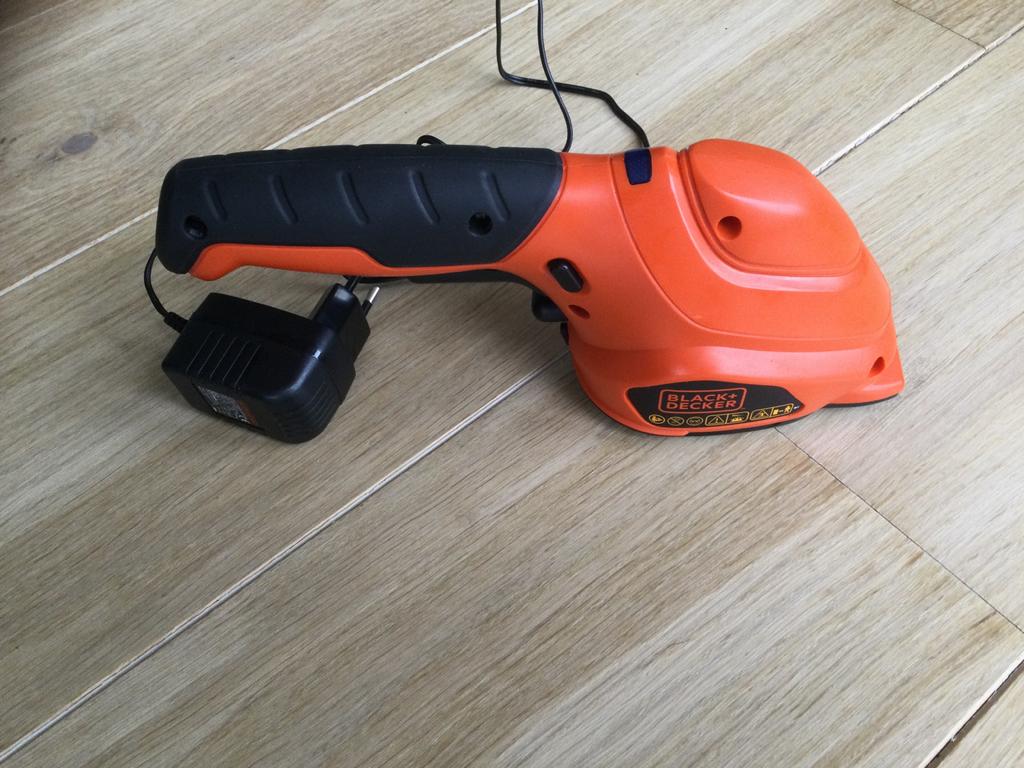 Heggen en struikschaar, Black +Decker, accu, GSL 300-QW, Tuin en Terras, Ophalen of Verzenden, Zo goed als nieuw, Accu