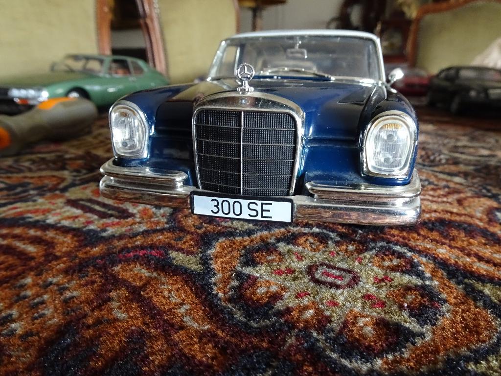 MERCEDES  300/SE COMPLEET ZONDER DOOS  REVELL 1;18, Ophalen of Verzenden, Zo goed als nieuw, Auto, Revell