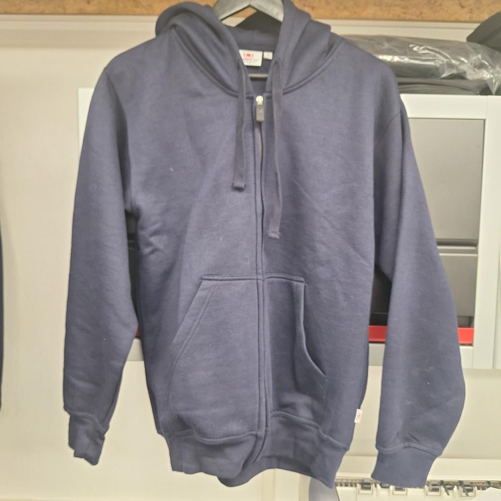 Partij kleding in navy blauw, Ophalen