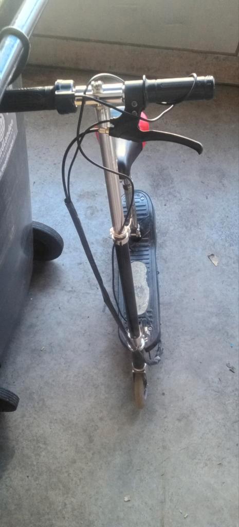 E-step met zadel moet weg, Fietsen en Brommers, Steps, Zo goed als nieuw, Elektrische step (E-scooter), Ophalen
