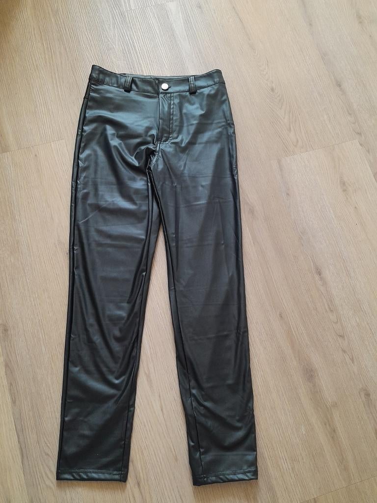 Nieuwe nep leren broek met push-up effect - Maat S, Kleding | Dames, Broeken en Pantalons, Zwart, Nieuw, Ophalen of Verzenden