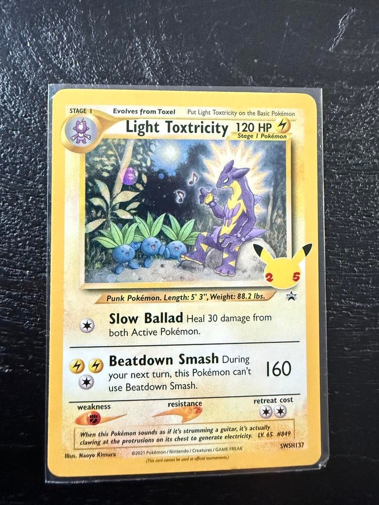 Light Toxtricity 137 promo pokemonkaart, Ophalen of Verzenden, Zo goed als nieuw