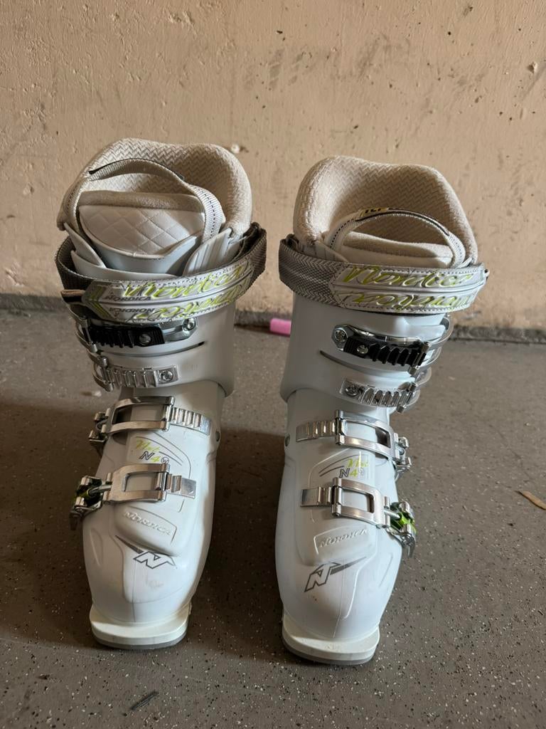 Nordica skischoen maat 23.5 flex 70 (incl tas), 160 tot 180 cm, Schoenen, Ophalen of Verzenden, Zo goed als nieuw