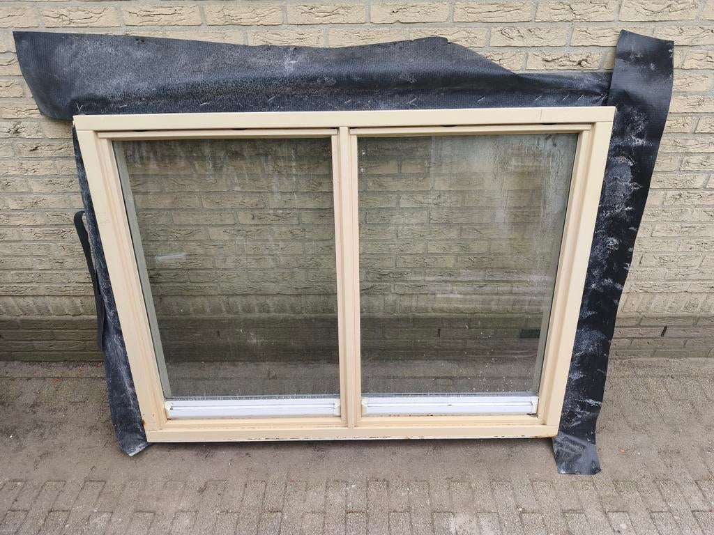 Gebruikt kozijn met dubbel glas, Doe-het-zelf en Verbouw, Kozijnen en Schuifpuien, Gebruikt, Raamkozijn, Inclusief glas, 75 tot 150 cm