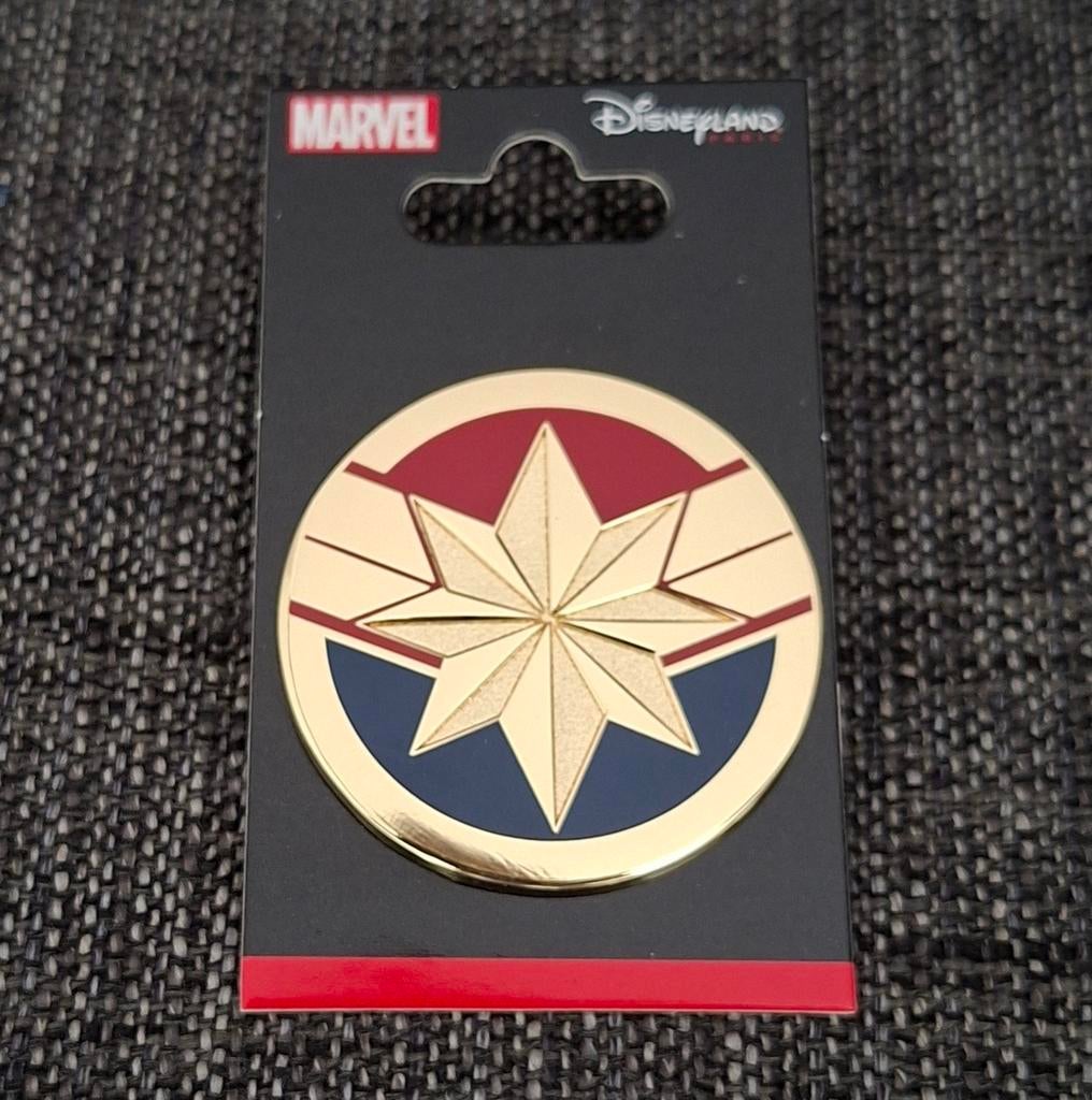 Captain Marvel logo pin - Disneyland Parijs (nieuw), Ophalen of Verzenden, Nieuw, Speldje of Pin