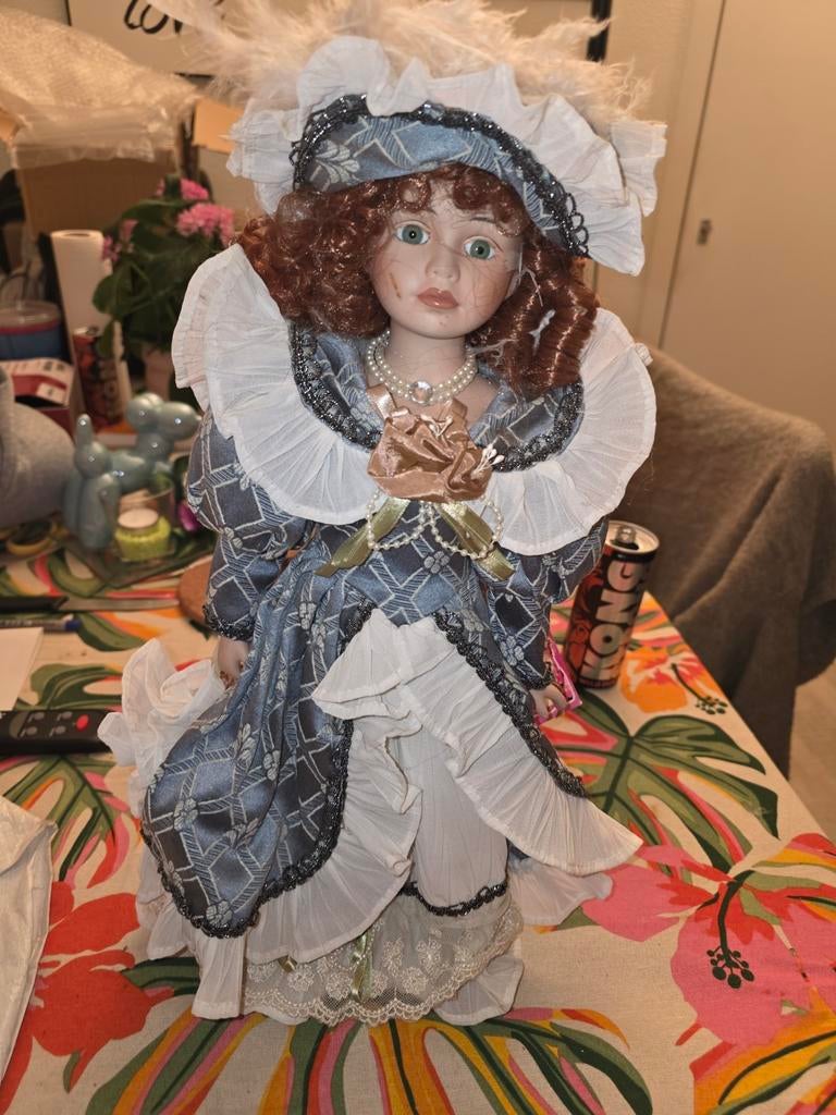 Pop met blauwe jurk en hoed, Ophalen of Verzenden