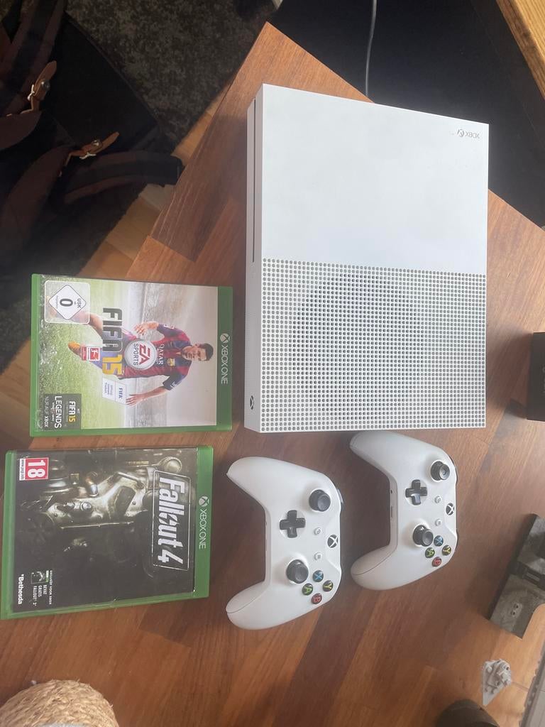 Xbox One S 1TB met twee controllers en twee games, Gebruikt, Vanaf 18 jaar, 2 spelers, Eén computer