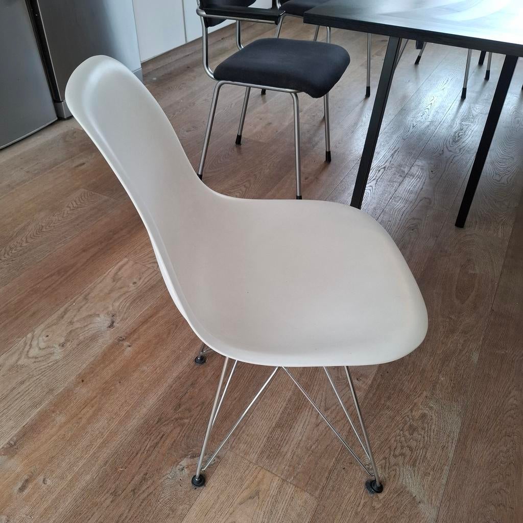 Witte Vitra Eames Stoel DSR chroom, Huis en Inrichting, Stoelen, Ophalen, Gebruikt, Wit, Design