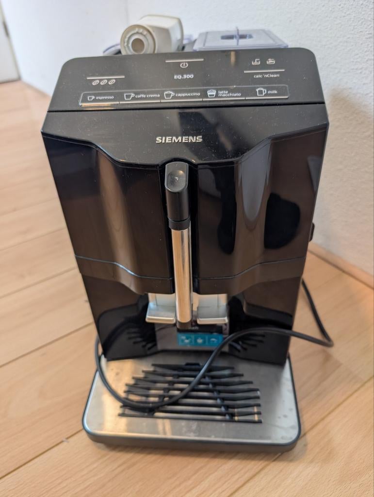 Siemens EQ.300 volautomatische koffiemachine, Witgoed en Apparatuur, Koffiezetapparaten, Ophalen, Gebruikt, Koffiemachine, Koffiebonen