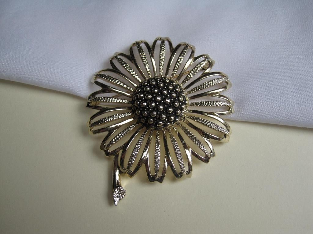 Broche Sarah Coventry Margriet Madelief bloem, Sieraden, Tassen en Uiterlijk, Broches, Verzenden, Zo goed als nieuw, Goud, Overige materialen