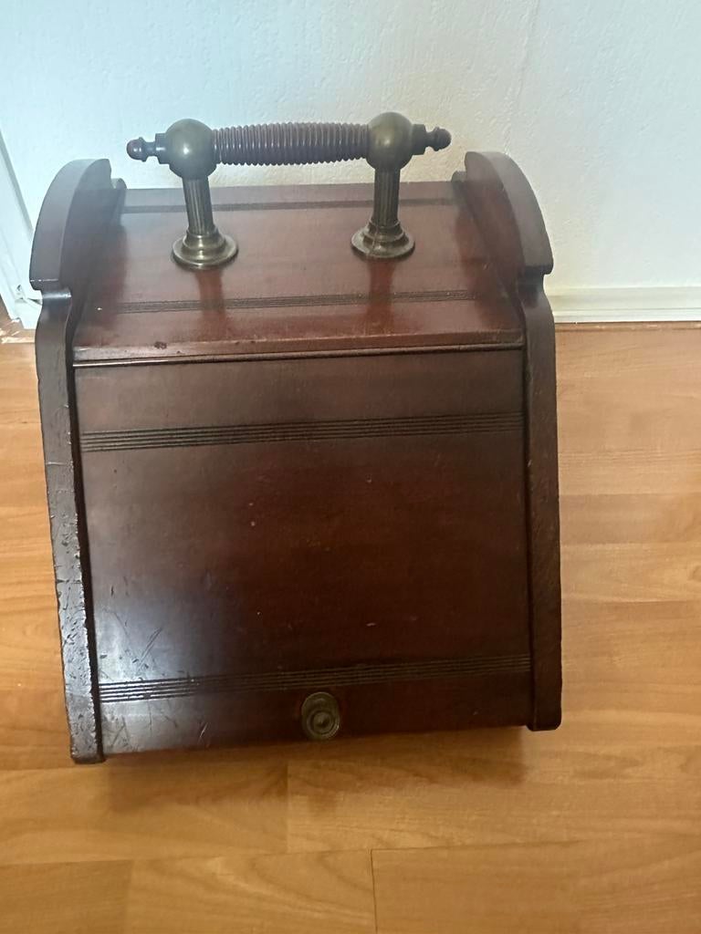 T.e.a.b. Antieke houten kolenkit met uitneembare bak, Ophalen