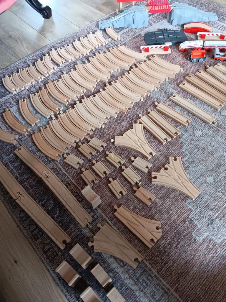 Grote bak met treinspoor, Kinderen en Baby's, Speelgoed | Houten speelgoed, Ophalen of Verzenden, Gebruikt