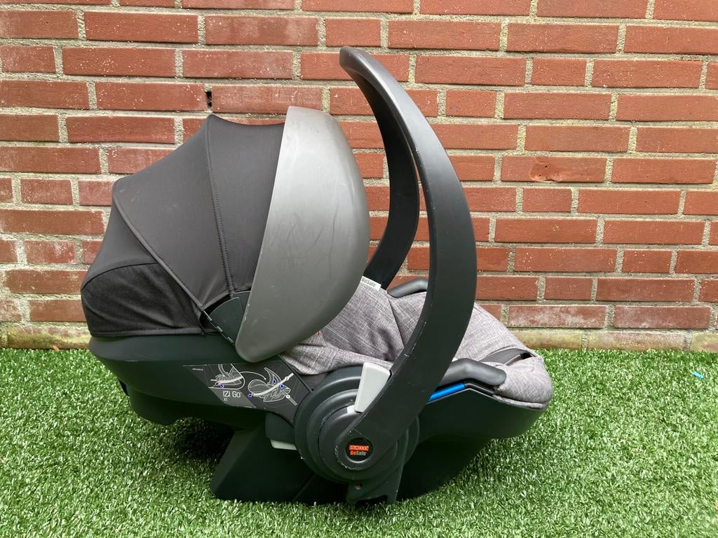 Stokke Izi Go autostoel en Stokke Xplory in grijs en zwart, Kinderen en Baby's, Kinderwagens en Combinaties, Zo goed als nieuw