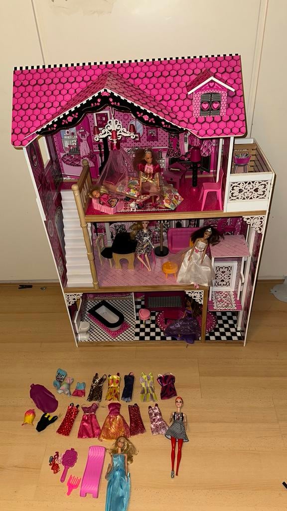 Groot Poppenhuis met 9 Barbies, Lift & Veel Accessoires, Ophalen, Gebruikt, Poppenhuis