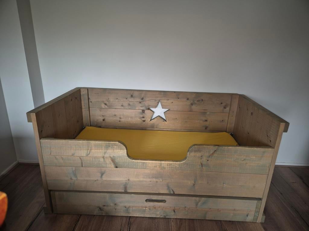 Peuterbed steigerhout, met lade (extra slaapplek), Kinderen en Baby's, Ophalen, Gebruikt, Lattenbodem