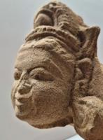 Zandsteen hoofd Lakshmi, Madya Pradesh, 8-9 eeuw na chr, Ophalen of Verzenden