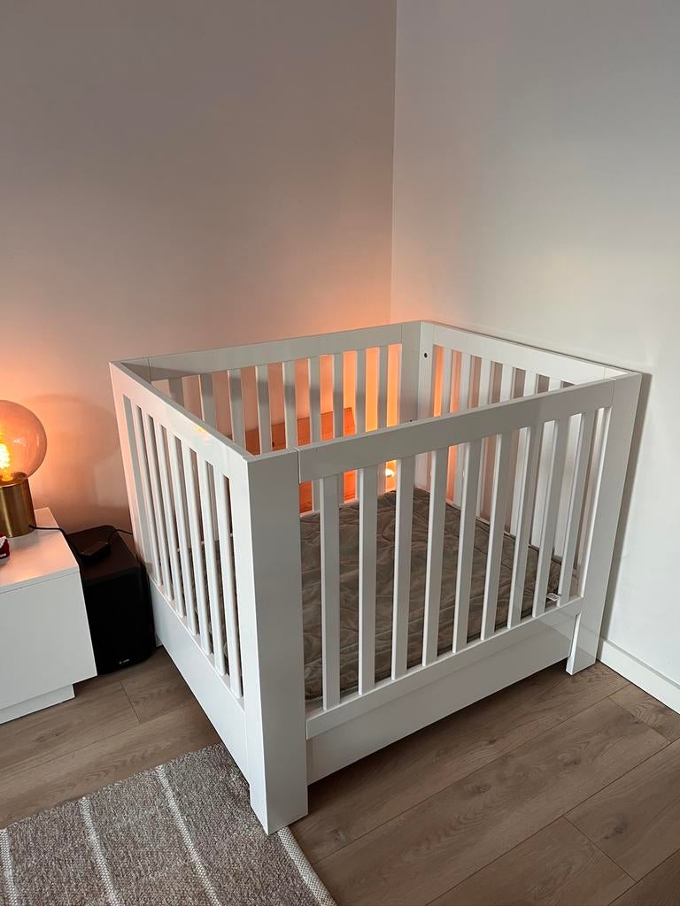 Kidsmill box, hoogglans wit (in zeer goede staat!), Kinderen en Baby's, Boxen, Ophalen, Zo goed als nieuw, Vierkant, In hoogte verstelbaar