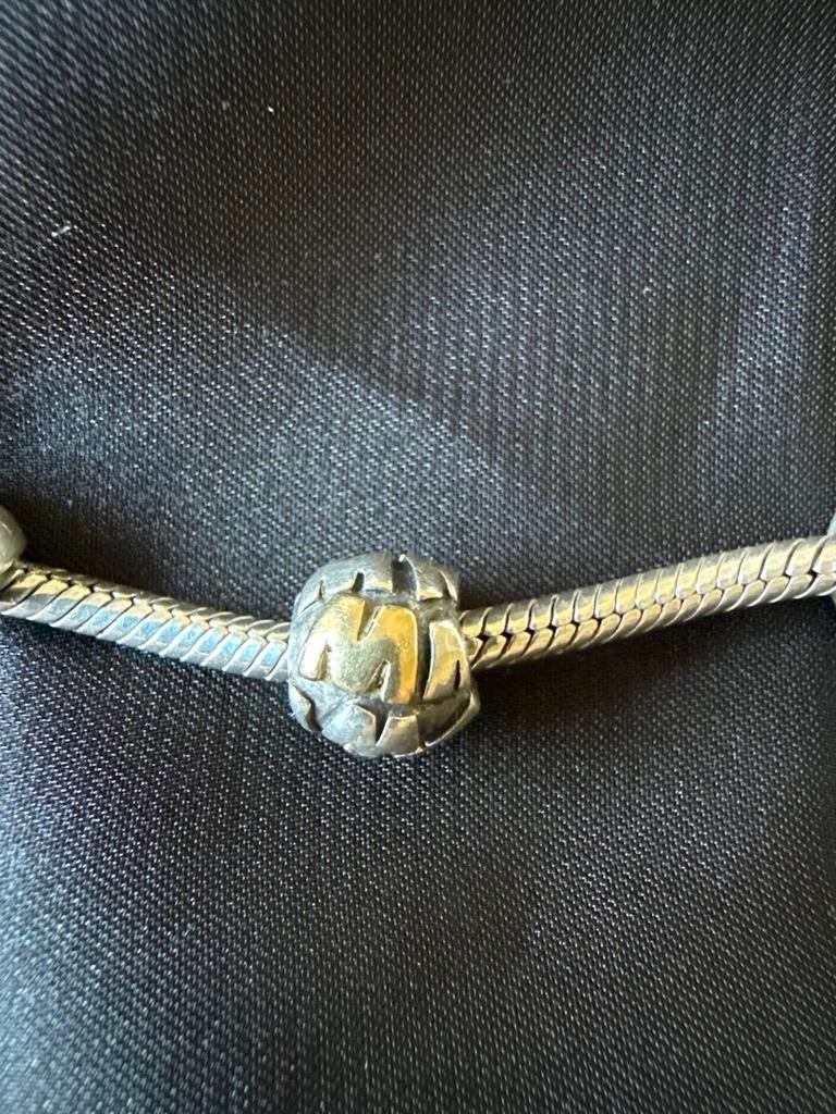 Pandora bedel letter M of W goud met zilver, Sieraden, Tassen en Uiterlijk, Bedels, Gebruikt, Pandora, Ophalen of Verzenden, 1 bedel