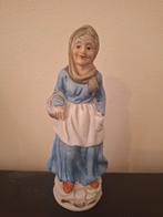 Antiek beeldje van een oud vrouwtje, Ophalen of Verzenden