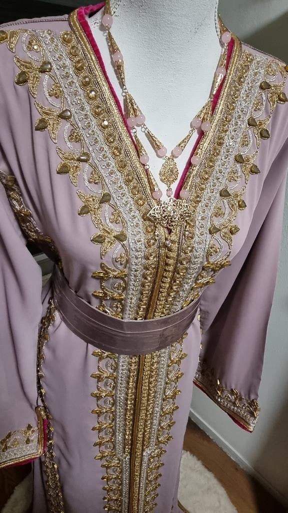 Elegante Marokkaanse Kaftan - Roze met Goud Borduurwerk, Maat 38/40 (M), Overige typen, Nieuw, Ophalen of Verzenden