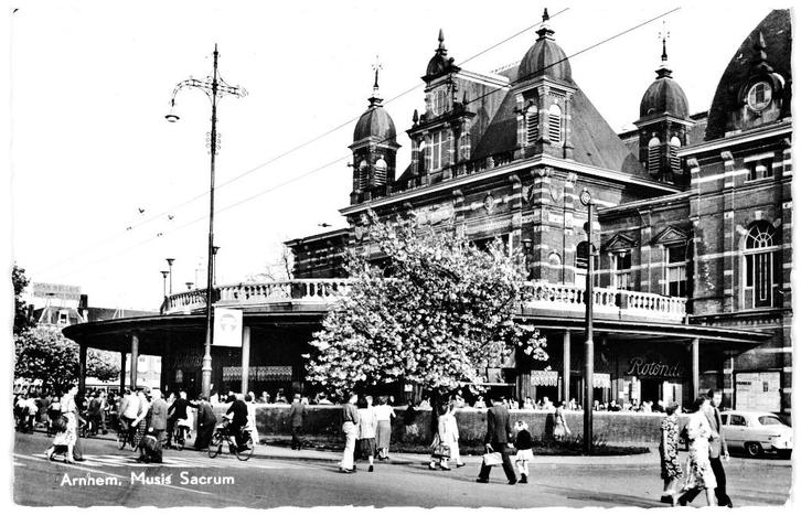 939358 Arnhem 1965 Gld Musis Sacrum Gelopen met postzegel, Verzamelen, Ansichtkaarten | Nederland, Gelopen, Gelderland, 1960 tot 1980
