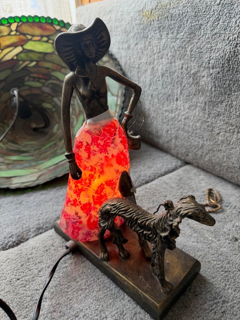 Bijzondere decoratieve lamp met elegante vrouw en hond, Ophalen of Verzenden