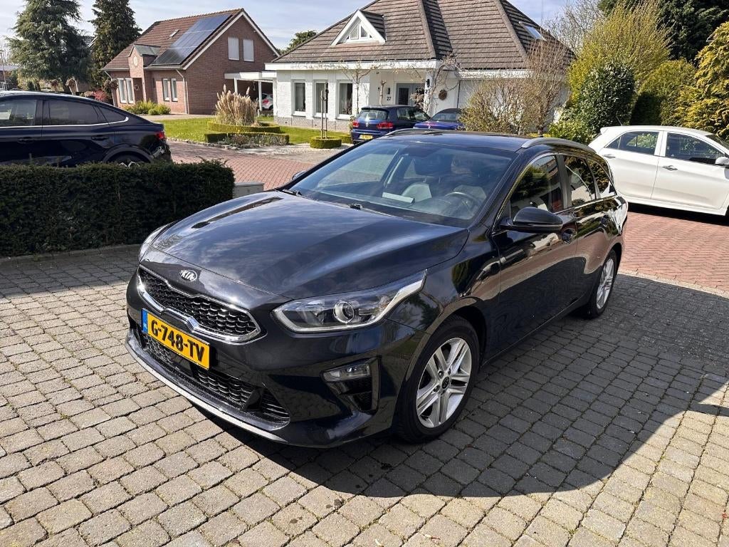 Kia Ceed 1.4 T-gdi DynamicPlusLine | CarPlay | Camera | ACC, Auto's, 4 cilinders, Leder en Stof, Zwart, Origineel Nederlands