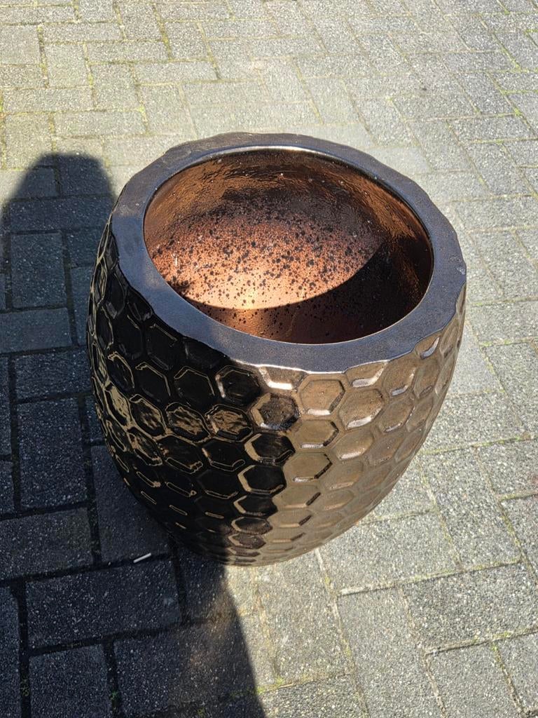 luxe bronskleurige bloempot met honingraatpatroon, Tuin en Terras, Ophalen, Steen, Rond, Zo goed als nieuw
