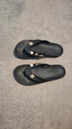 Crocs teenslippers zwart met gouden jibbitz charms 39 40, Slippers, Zwart, Nieuw, Ophalen of Verzenden