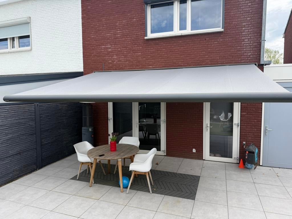 Zonwering Laumen met verlichting, Ophalen, 450 cm of meer, Elektrisch, Zo goed als nieuw