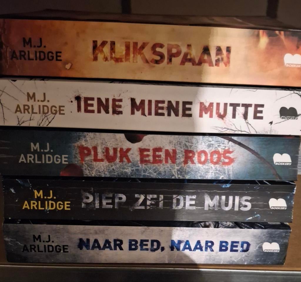 5 thrillers van M.J. Arlidge - Zo goed als nieuw, Ophalen of Verzenden, Zo goed als nieuw, M.J. Arlidge