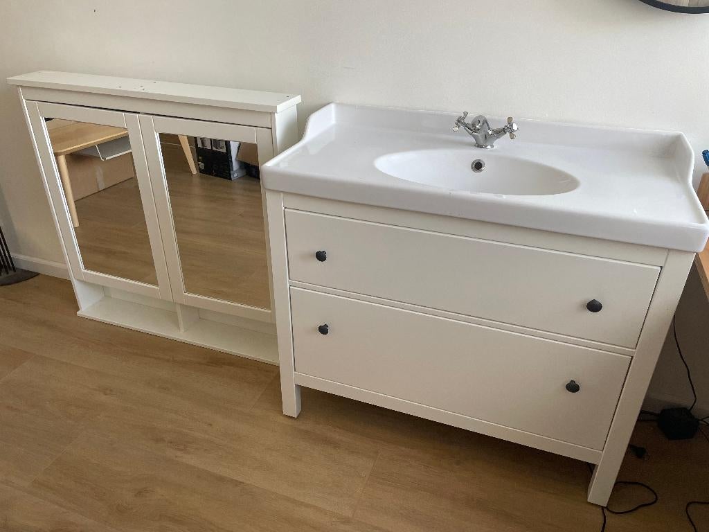 Hemnes badkamermeubel met wastafel, kraan en bovenkast, Huis en Inrichting, Badkamer | Badkamermeubels, Ophalen, 100 tot 150 cm