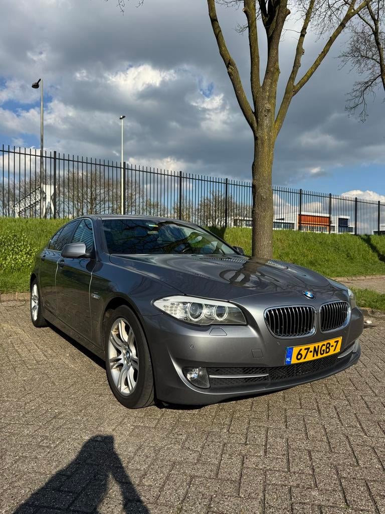 BMW 528i 3.0 6-cilinder | High Executive AUT 2010 Grijs, Auto's, BMW, Euro 5, Achterwielaandrijving, Zwart, Bluetooth