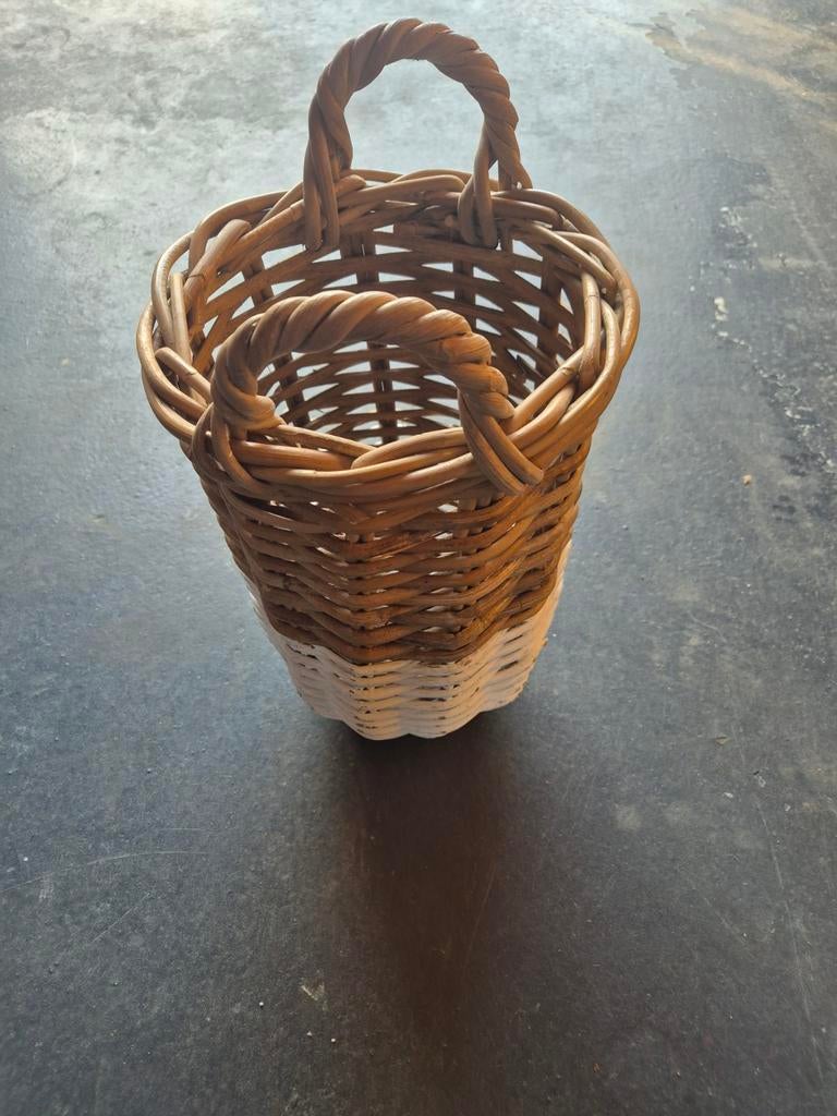 Hoge rieten mand - decoratief en praktisch, Gebruikt, Mand, Rond, Ophalen of Verzenden