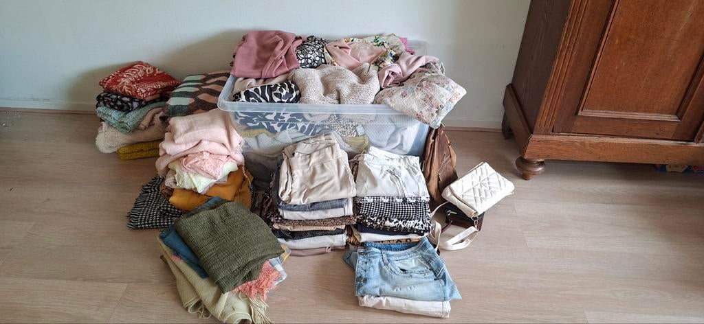 grote pakket  dameskleding # sjaals# tassen, Ophalen, Zo goed als nieuw, Maat 46/48 (XL) of groter