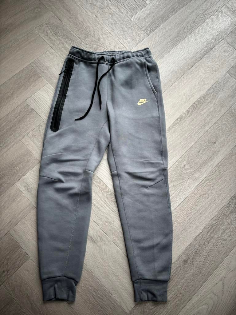 Nike Tech Fleece Joggingbroek Maat S - Nieuwstaat, Kleding | Heren, Sportkleding, Ophalen of Verzenden, Zo goed als nieuw, Grijs