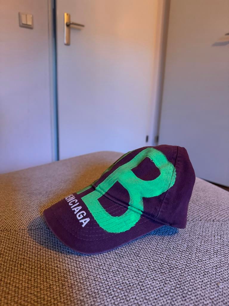 Balenciaga pet paars met groen logo, Verzenden, Zo goed als nieuw, 58 of 59 cm (L, 7¼ of ⅜ inch), Pet