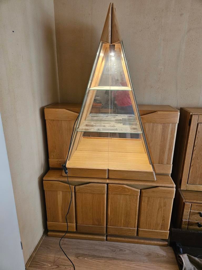 Unieke Eiken Driehoek Kast met Verlichting, Huis en Inrichting, Kasten | Vitrinekasten, Ophalen, Glas, Met deur(en), 100 tot 150 cm