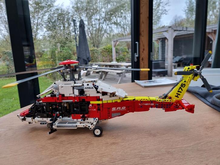 Lego Technic Rescue Helicopter 42145, Kinderen en Baby's, Speelgoed | Bouwstenen, Zo goed als nieuw, Overige merken, Ophalen of Verzenden