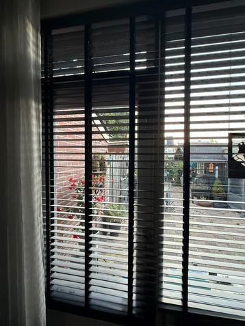 Antraciet houten jaloezieën 5 cm, incl. koof & banden beschikbaar voor biedingen