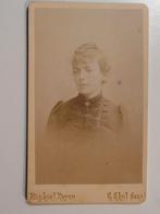 CDV 226 Carte de Visite, Verzamelen, Verzenden, Voor 1940, Gebruikt, Klederdracht