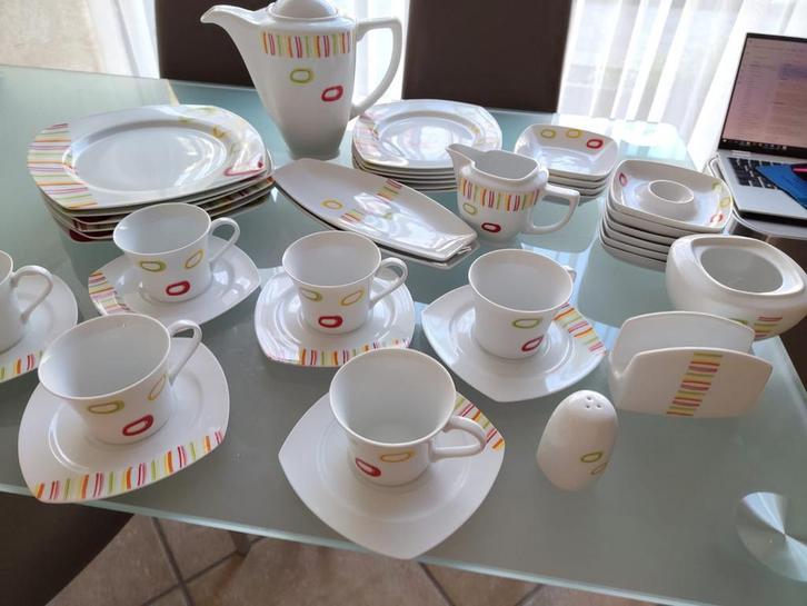 Kleurrijk 32-delig  Ontbijtset porselein in perfecte staat!, Antiek en Kunst, Antiek | Servies compleet, Ophalen