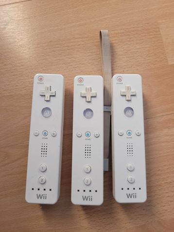 3 wii controllers 15,00  per stuk 6 wii Stuurtjes 5,00 per s beschikbaar voor biedingen