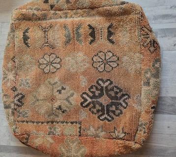 Vintage berber poef  beschikbaar voor biedingen