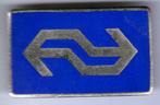 NS pet/kraag blauw op zilverkleurig embleem ( V_103 ), Verzamelen, Verzenden, Zo goed als nieuw, Transport, Speldje of Pin