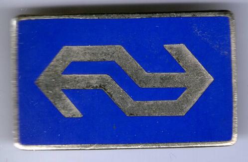 NS pet/kraag blauw op zilverkleurig embleem ( V_103 ), Verzamelen, Speldjes, Pins en Buttons, Zo goed als nieuw, Speldje of Pin