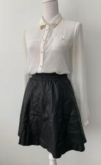 Zwarte imitatie leren Rok met witte SUPERSTAR blouse, maat M, Kleding | Dames, Rokken, Maat 38/40 (M), Overige kleuren, Verzenden